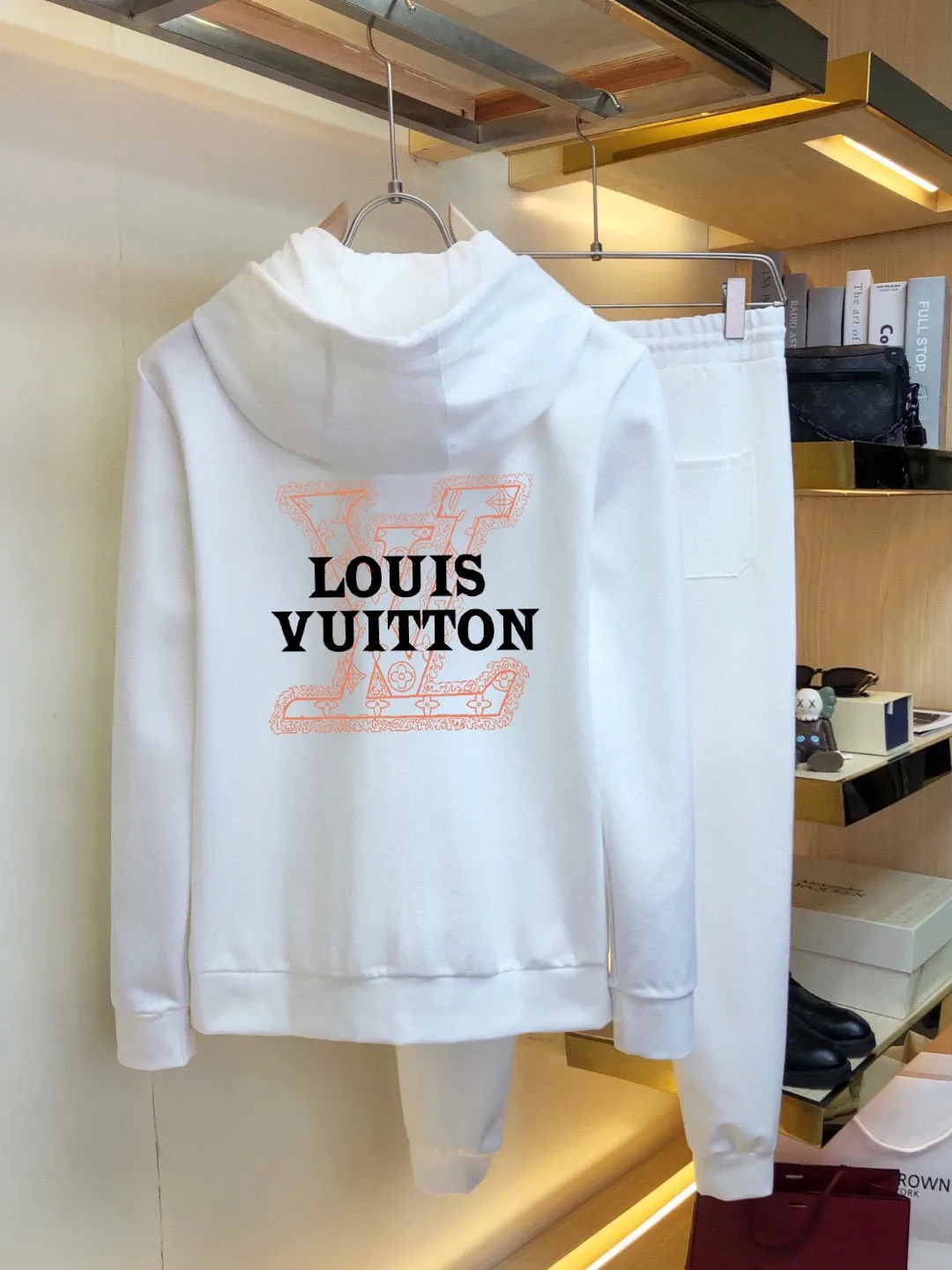 🅿️420 [LV Louis Vuitton] (Fat Man Gospel) hot-selling suit is coming. Focus on the original version of the official website. 2025 new hot-selling cardigan sweater suit. The original order is the best. 🇭🇰The meticulous work of top designers is dedicated to a fitting and perfect upper body effect. All-natural high-quality Roman cotton 100%, close-fitting comfort, noble and elegant! Original hardware embodies elegance and nobility! Counter size: M-5XL (maximum wear up to 220 pounds)